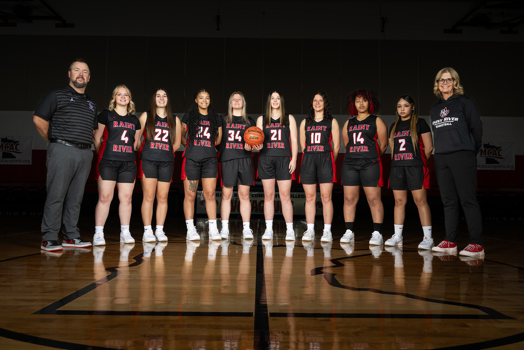 Meet the 2025-2026 Voyageur Women's Basketball Team!